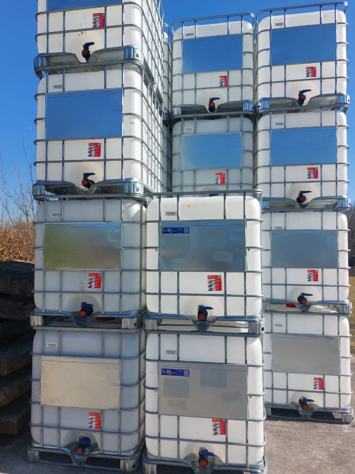 Víztiszta fehér 1000 literes IBC tartályok